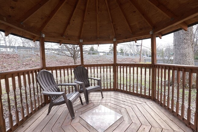 Building Photo - Spacious Brick Rancher in the heart of Tuc...