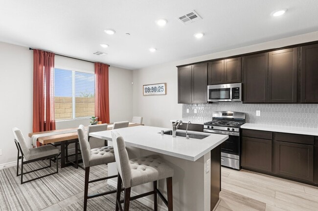 Building Photo - Beautiful 2 Story TownHome in Inspirada