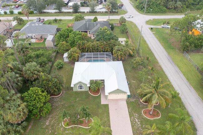 Building Photo - 2741 SW Pierson Rd