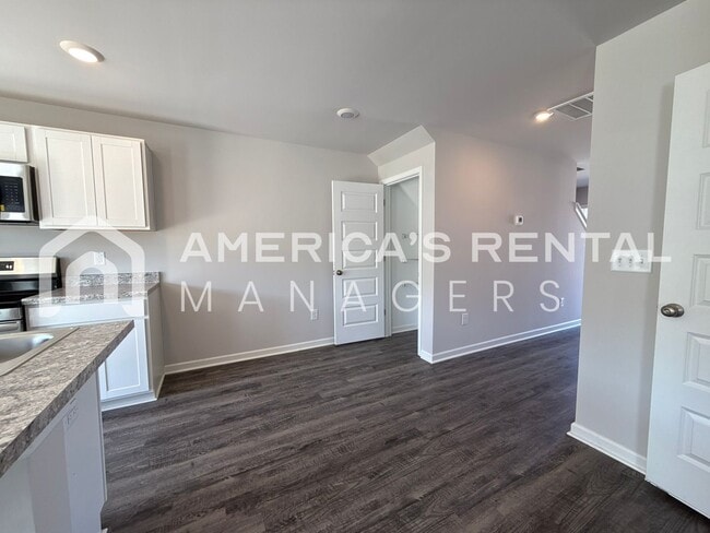 Building Photo - Escape to Lakeside Living in Lincoln! View with 48 Hours Notice!