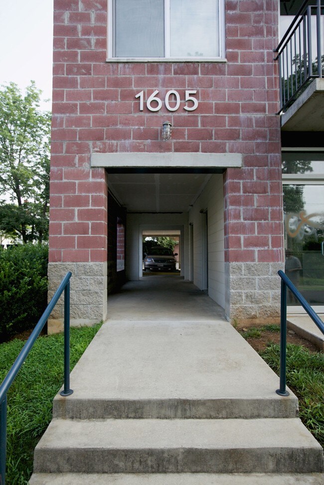 Building Photo - 1605 Gordon Avenue