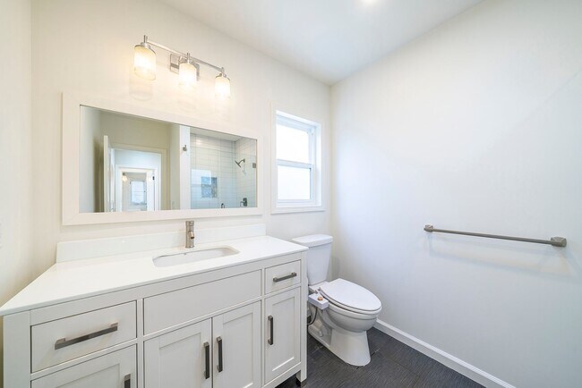 Building Photo - Warm & Inviting Venice Beach Rental Home!