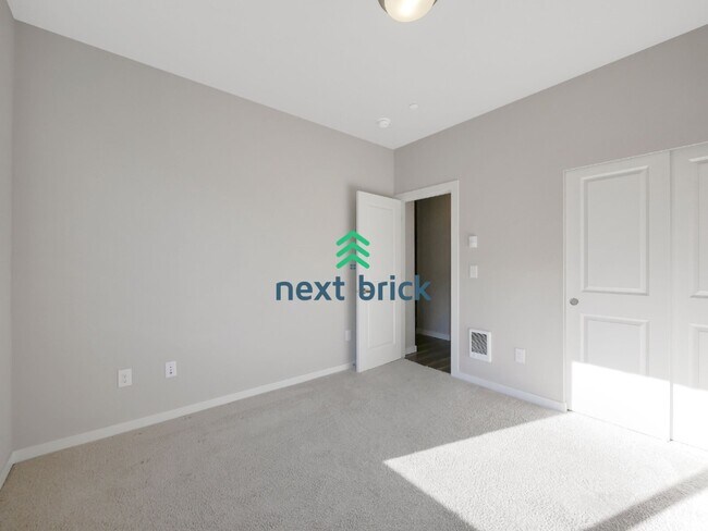 Building Photo - 3 Bed and 3 Bath Stunning Townhome is Available for Rent!