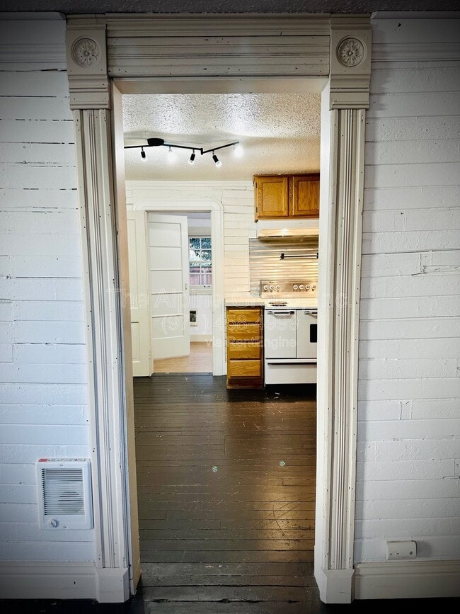 Building Photo - 604 NE San Rafael St