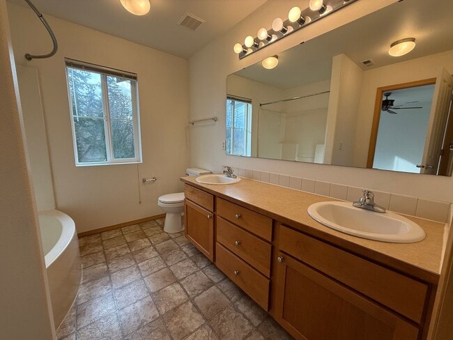 Building Photo - Three Bedroom Townhome in DuPont