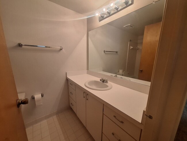 Building Photo - St Clair Shores 2 bedroom condo