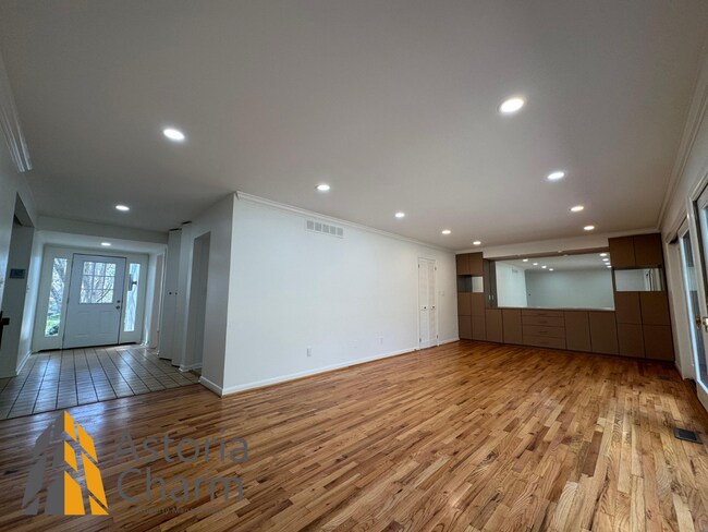 Building Photo - Spacious 5 Bedroom 3 Bath + Den Single Family Detached Home