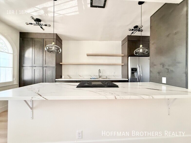 Building Photo - 300 N Bonnie Brae St