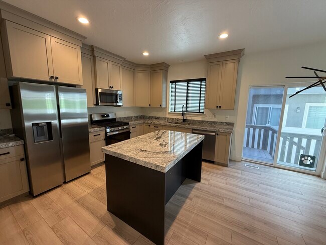 Building Photo - 4724 E Lk Cor Dr