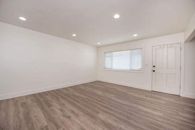 Building Photo - East Side Gem