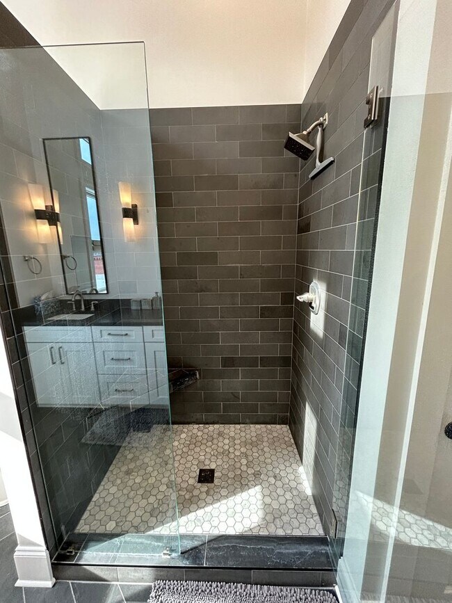 Building Photo - Beautifully Furnished 1/1 Apartment in Downtown Broad St.- $2,350