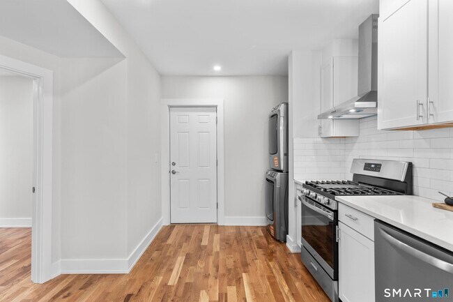 Building Photo - 54 Plaza Ave