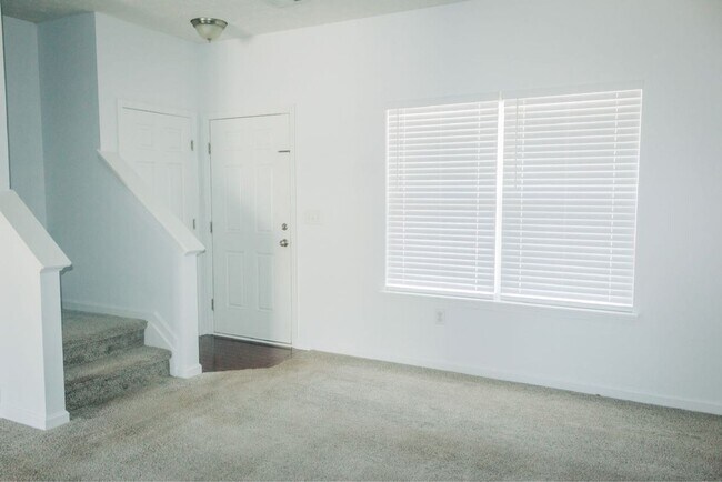 Building Photo - 3 BR/ 2.5 BA Townhome in Somerset Springs ...