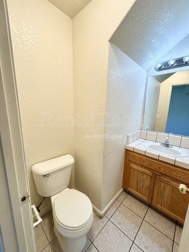 Building Photo - 936 W 13th St