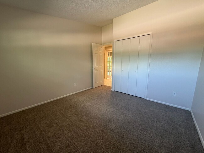 Building Photo - 1140 Cenotaph Cir