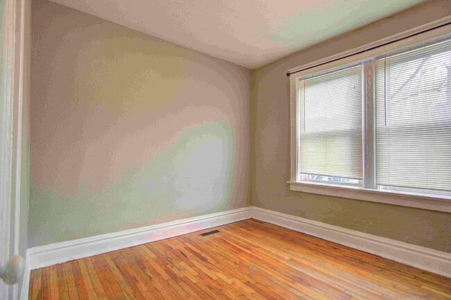 Building Photo - Large charming 3 bedroom 2 bath with oversized master bedroom that has its own private bath!