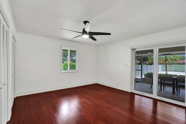 Building Photo - 2527 Lakes Dr