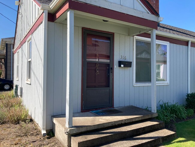Building Photo - Charming 1-Bedroom Retreat in Vibrant Cour...