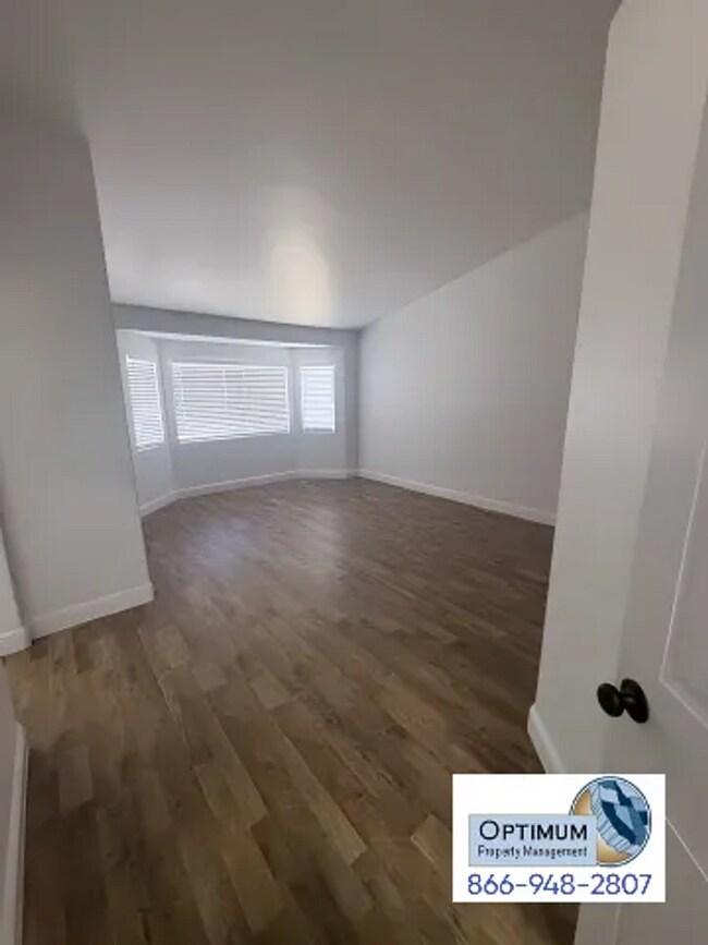 Building Photo - Spacious 4-Bedroom Home with Elegant Finishes & Convenient Location