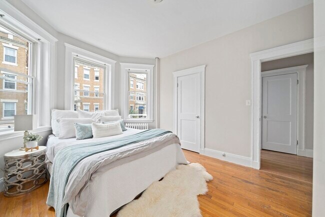 Building Photo - 229 Kelton St