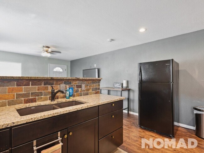 Building Photo - 1 bedroom renovated duplex