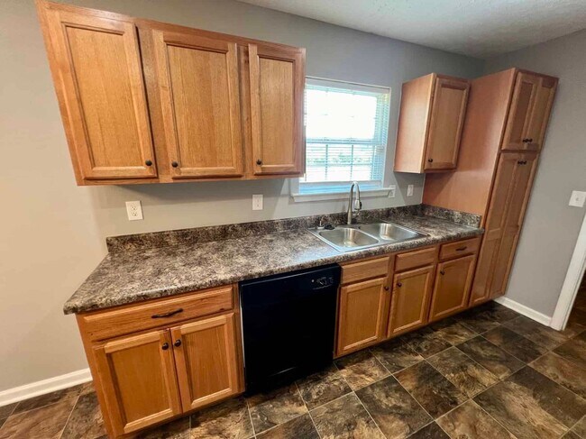 Building Photo - 3 Bed 2 Bath Brick Ranch *Fenced Backyard* in Christiana