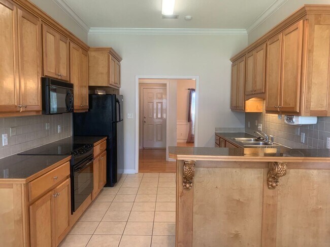 Building Photo - 4bd/2ba located in the Highlands Subdivision right off of Bemiss.