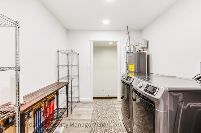 Building Photo - Fully furnished and stocked Single Level H...