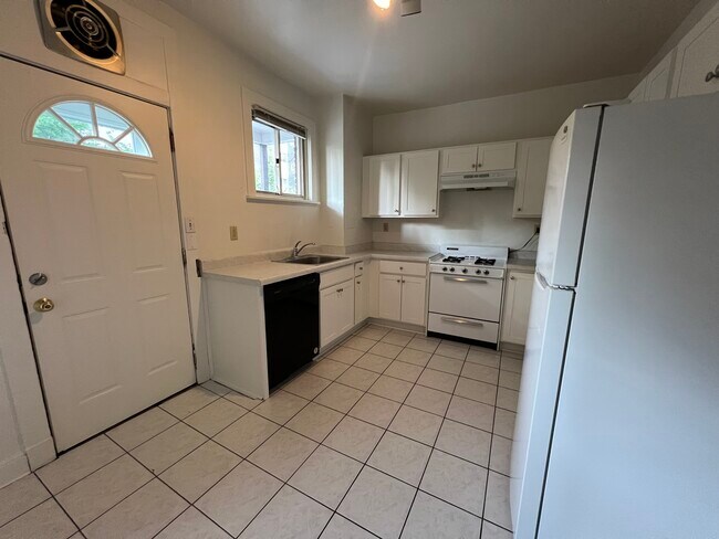 Building Photo - 2015 Wightman St