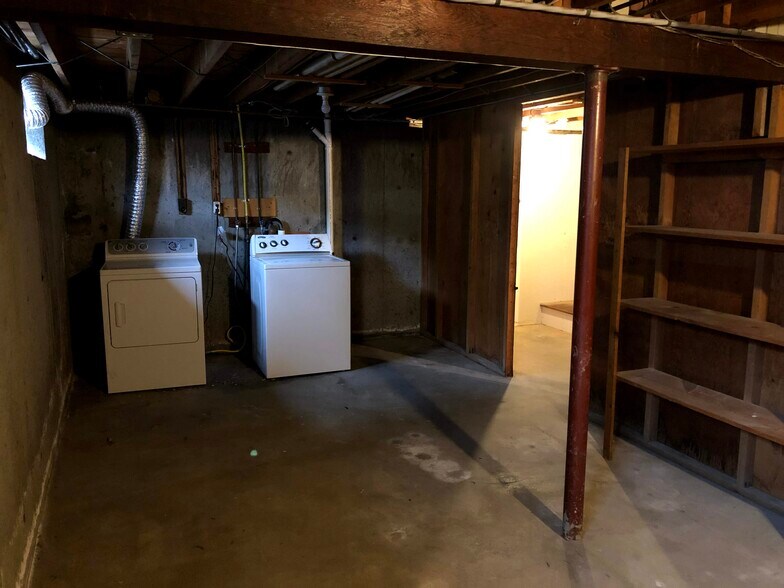 Building Photo - 236 Mapleton St