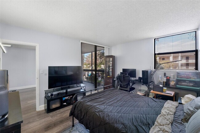 Building Photo - 8437 Forest Hills Dr