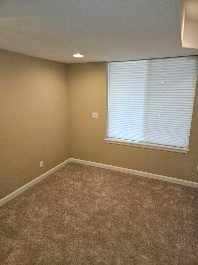 Building Photo - 22580 E Ridge Trail Dr