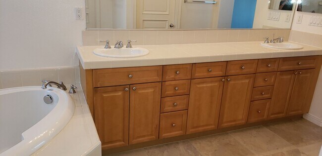 Building Photo - 70 Vía De La Valle