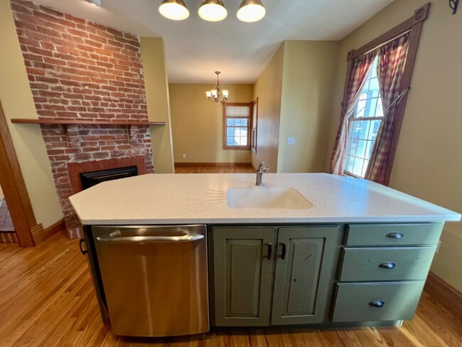 Building Photo - Charming Three Bedroom Home!