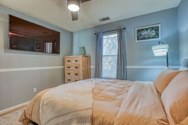 Building Photo - 3 BED | 3 BATH | POOLER | FURNISHED