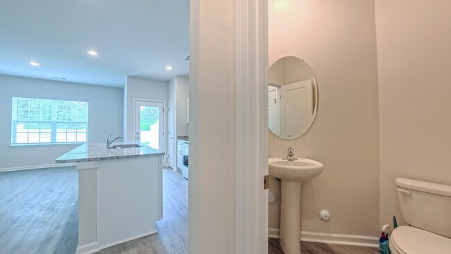 Building Photo - Spacious Townhome!