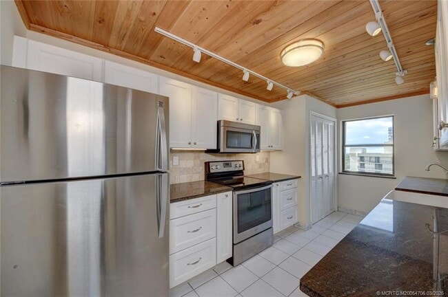 Building Photo - 10044 S Ocean Dr