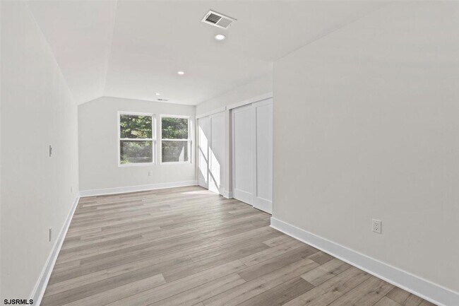 Building Photo - 1301 3rd Ter