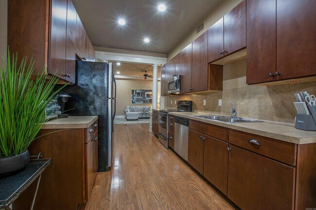 Building Photo - 612 Center St