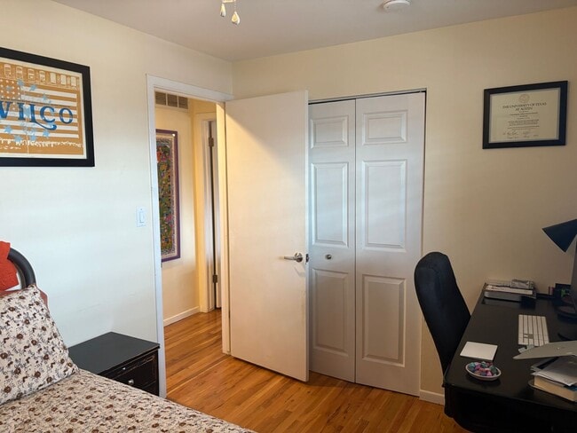 Building Photo - 3 Bed 1 Bath Home W/Large Backyard Walking Distance To Everything.