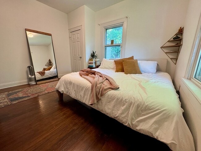 Building Photo - Renovated DTR Bungalow!