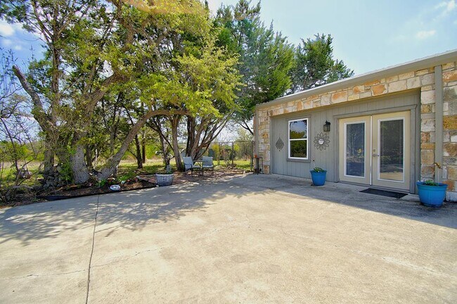 Building Photo - 110 Real Woods View E