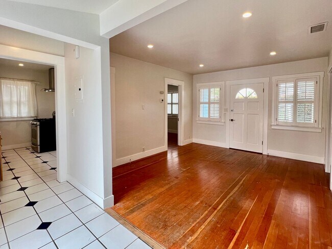 Building Photo - 2 bedroom, 2 bathroom Bright and Happy Home Near Downtown Santa Barbara