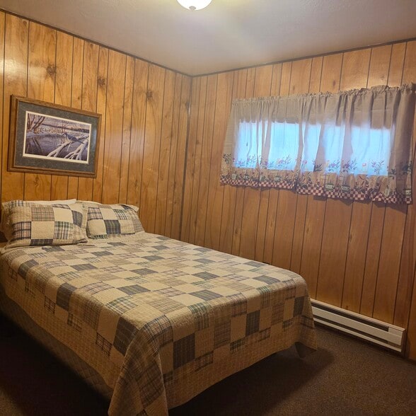 Cabin 7 Bedroom #1 - 165 E White Mountain Blvd