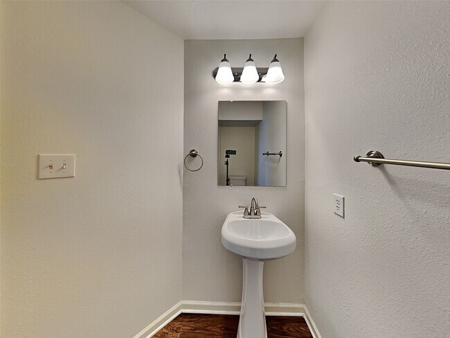 Building Photo - 4407 Crossvine Ave