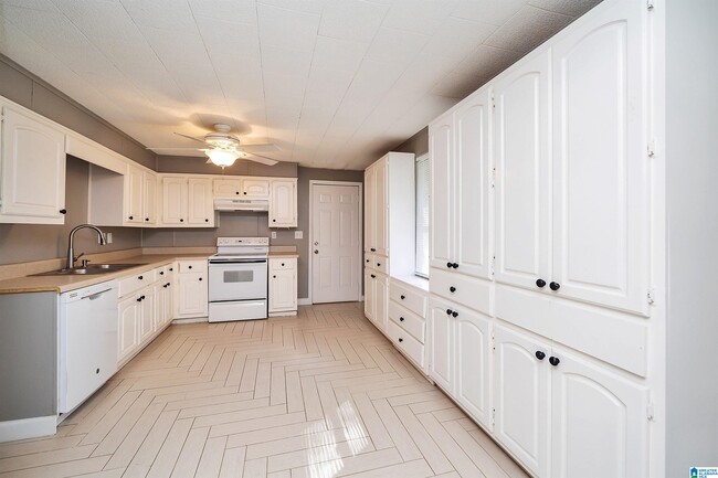 Building Photo - 1541 Rainbow Ln