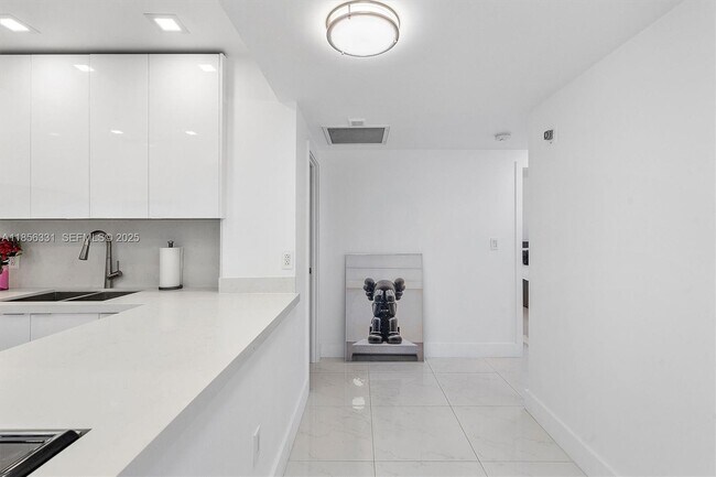 Building Photo - 1980 S Ocean Dr