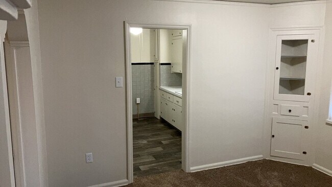 Building Photo - 1076 Sherwood Dr