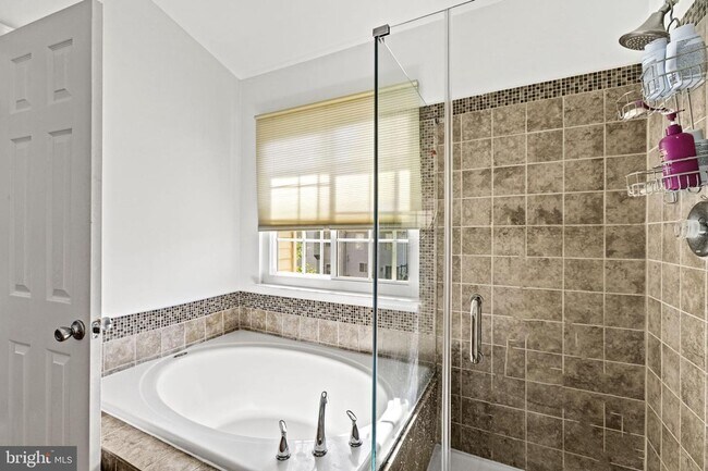 Building Photo - This beautiful 3-bedroom townhome is nestl...