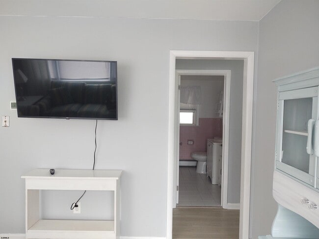 Building Photo - 701 E Beach Ave